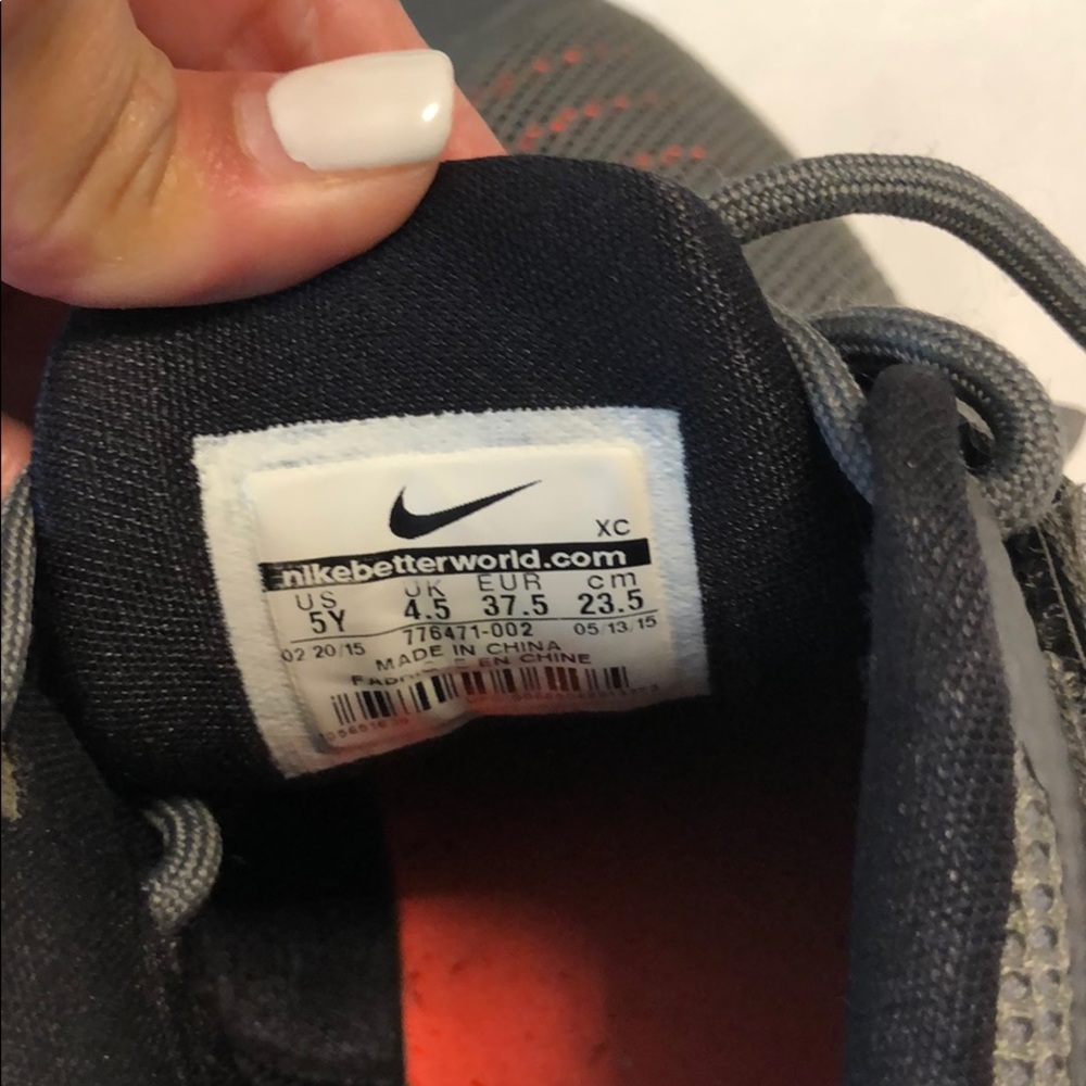 Sneakers - Picture 4 of 9